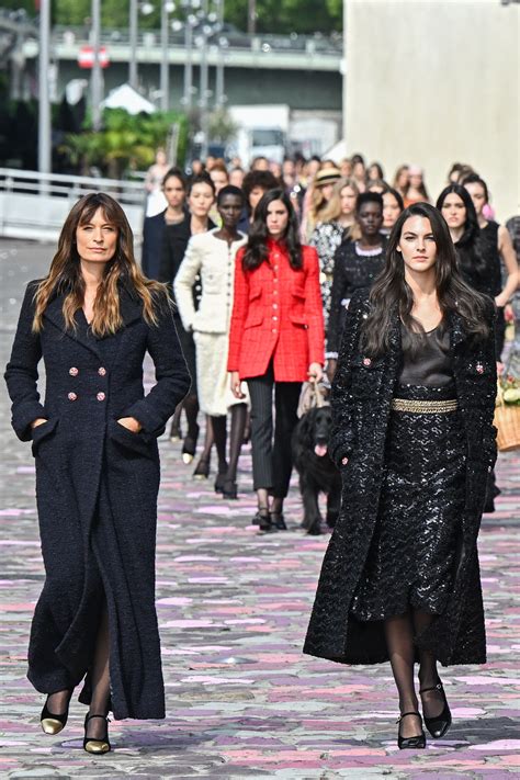 defile chanel automne hiver 2024|Chanel célèbre la Parisienne pour son défilé haute couture .